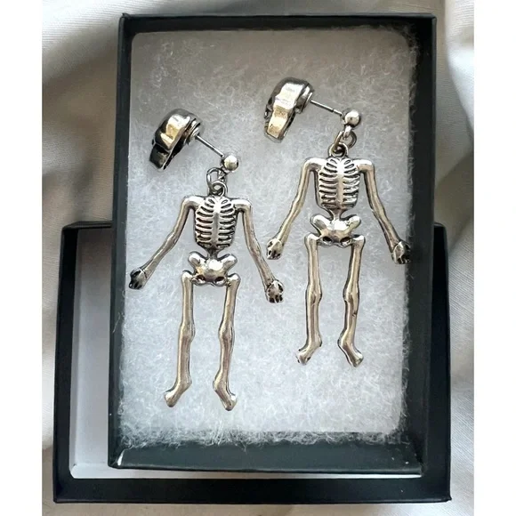 ⛔️ SOLD ⛔️ NWOT Hot Topic Silver Skeleton Dangle Earrings - Picture 4 of 5